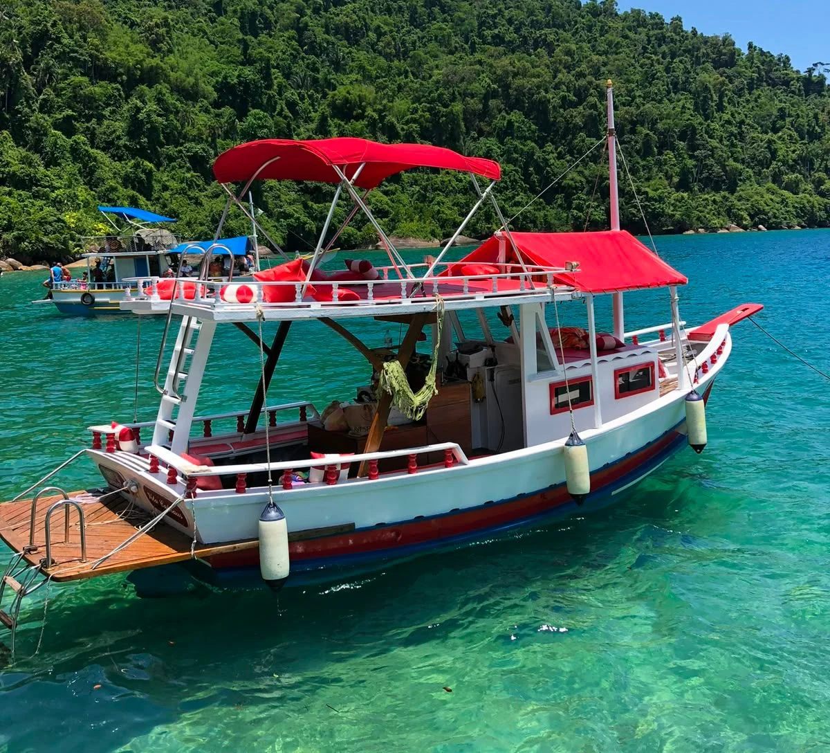 Embarcação em águas claras de Paraty
